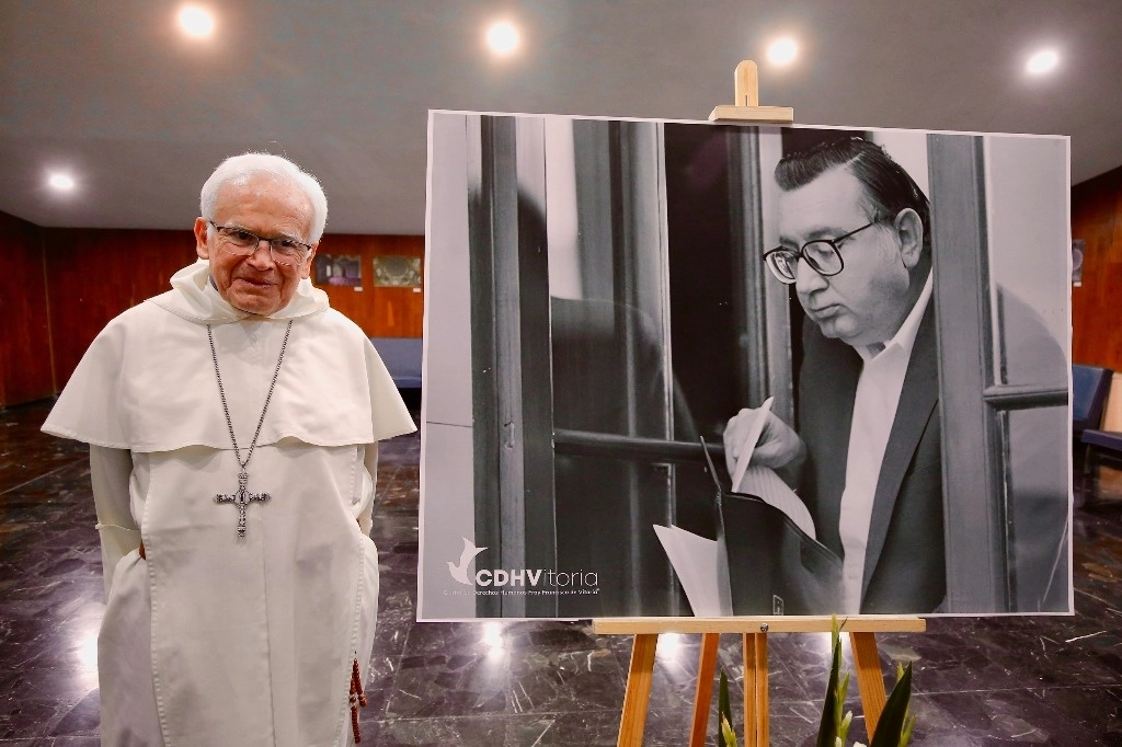 Exposición del “sembrador de esperanzas” en el CDH Vitoria. A la izquierda, el padre Raúl Vera. Foto María Luisa Severiano
