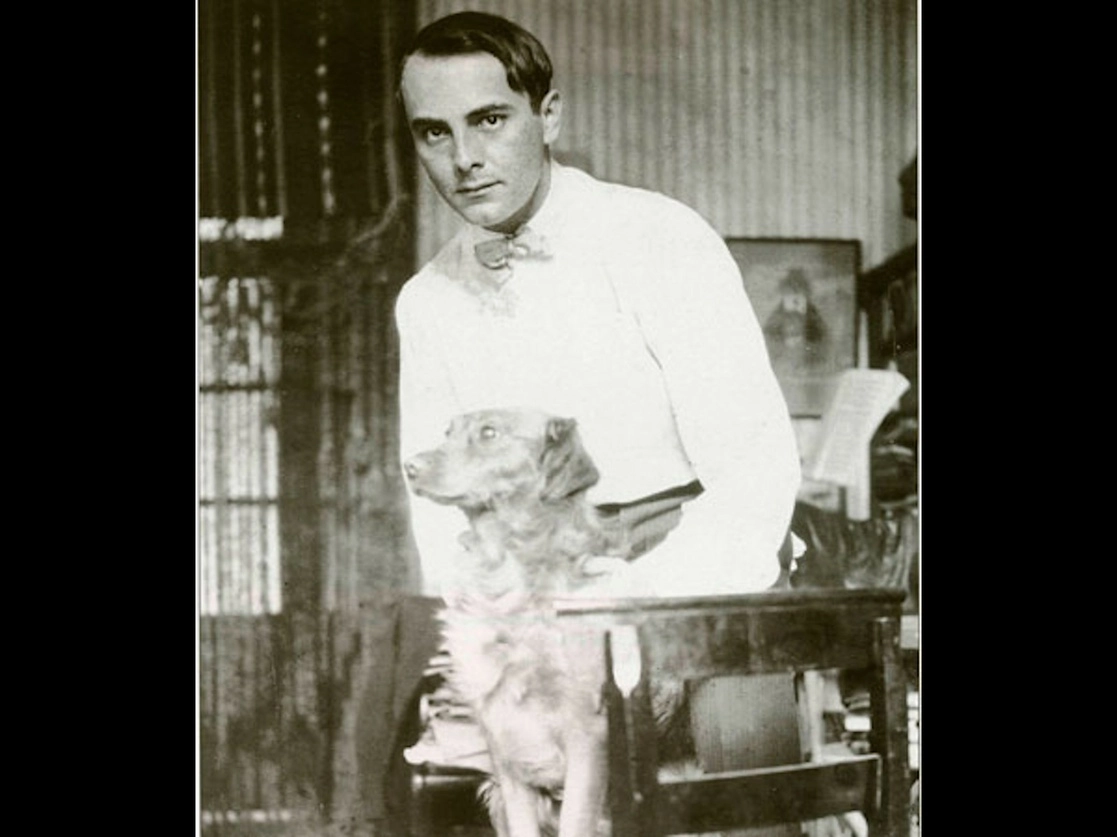 El poeta tabasqueño Carlos Pellicer (en imagen de 1924) también mostró interés por el arte precolombino y trabajó en la creación de varios museos. Además fue senador, etapa en la que fue mentor del presidente Andrés Manuel López Obrador. Foto tomada del libro Carlos Pellicer: Iconografía, editado por el FCE
