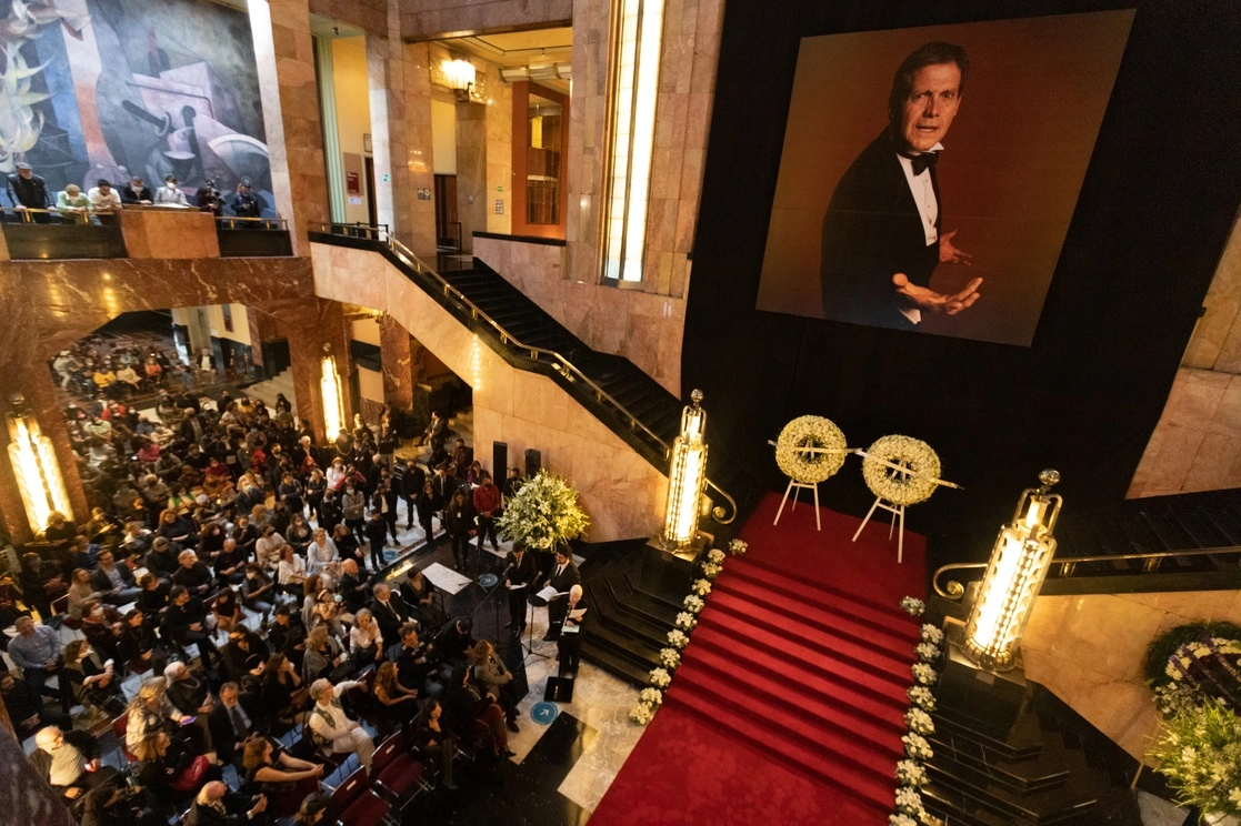 "El telón se bajó para un hombre de izquierda que fue muy derecho", se recalcó. El homenaje que se rindió ayer a Héctor Bonilla, fue realizado en el vestíbulo del Palacio de Bellas Artes, donde familia, amigos, colegas, funcionarios y admiradores tributaron un gran aplauso cuando fueron colocadas las cenizas del actor, productor y director en un pedestal. El recuento de su vida y trayectoria impecable, de más de cinco décadas, creó un ambiente alegre y emotivo. Murió a los 83 años de edad, tras larga lucha contra el cáncer. Foto Pablo Ramos