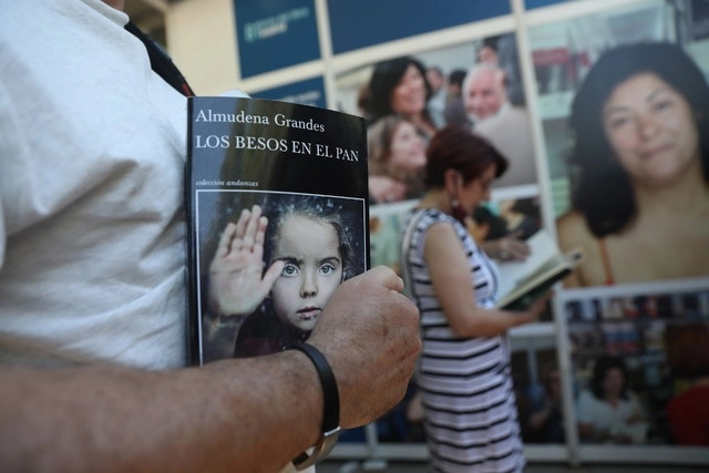 La Feria del Libro de Frankfurt en Alemania rindió homenaje póstumo a la escritora Almudena Grandes. Foto Europa Press