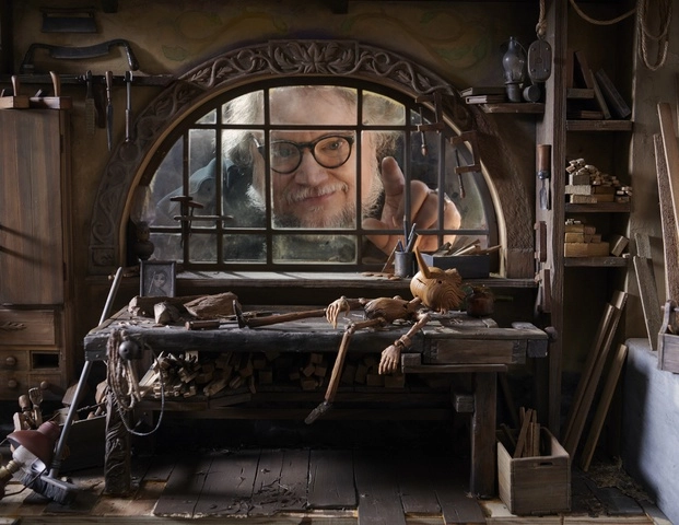 Imagen difundida por Netflix muestra al cineasta Guillermo del Toro en el set de Pinocchio. Foto Ap