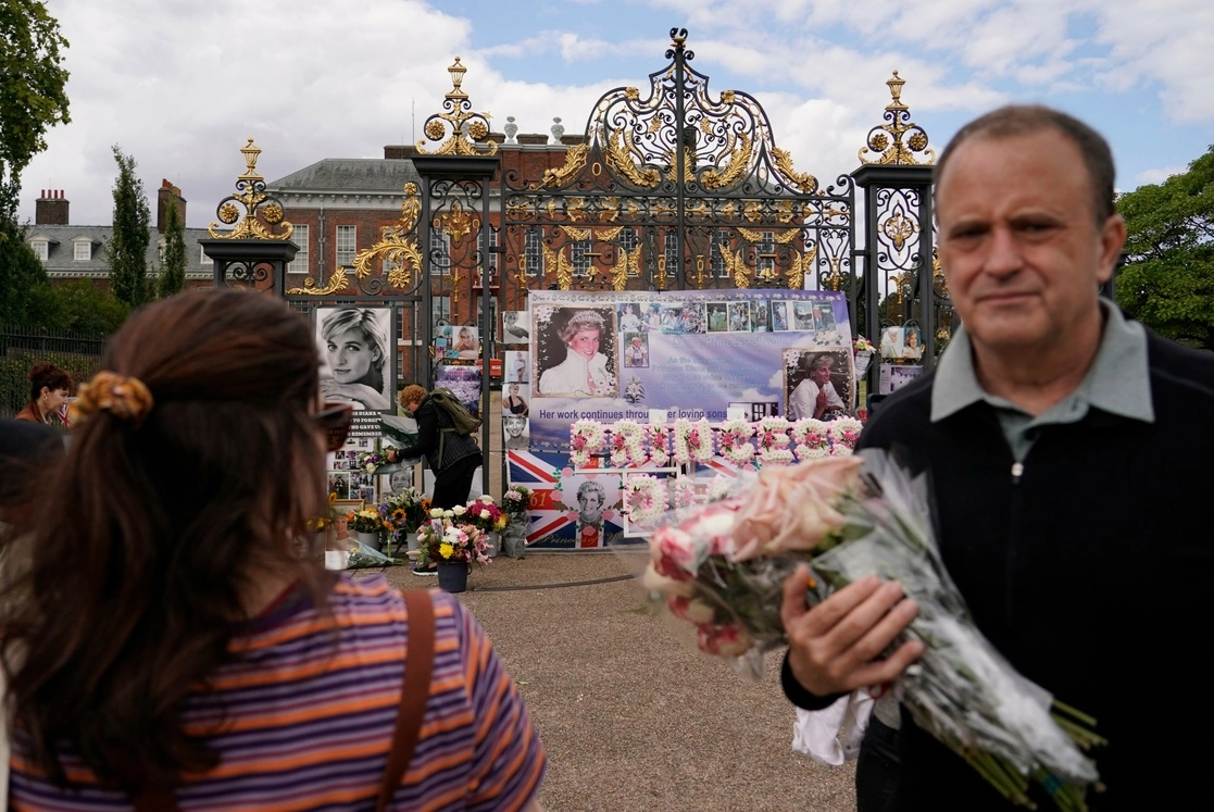 Admiradores de Diana de Gales depositan arreglos florales a las afueras del Palacio de Kensington, en Londres, al conmemorar 25 años de su muerte. Foto Ap.
