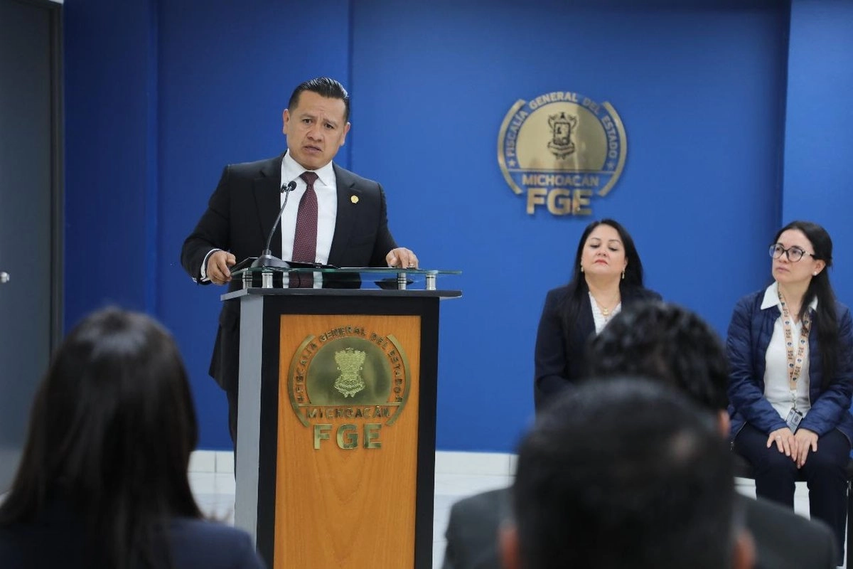 Carlos Torres Piña, fiscal general de Michoacán, informó que familiares del autor material del crimen reclamaron el cadáver la tarde del miércoles, afirmando que el menor de edad se ausentó de su hogar una semana antes del crimen. Foto 