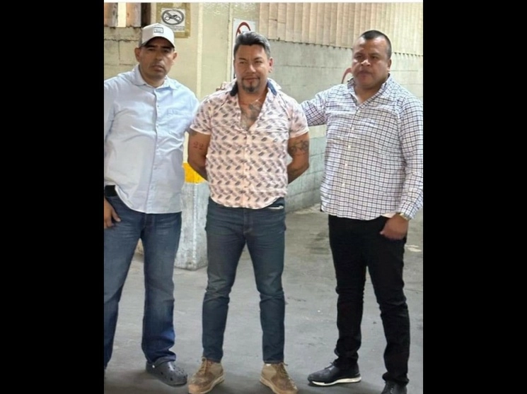 Fernando N, alias ‘El Tiburón’, fue detenido ayer por agentes de la fiscalía estatal en la ciudad de San Luis Potosí. El 31 de julio pasado el sujeto ingresó a un establecimiento de comida rápida y agredió a un joven de 15 años, trabajador del negocio. Foto difundida en las redes sociales 