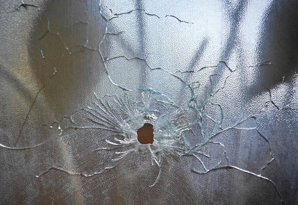 Un agujero de bala en una puerta de vidrio, tras un ataque armado en un hospital, en Puerto Príncipe, Haití, en imagen de archivo. Foto Afp 