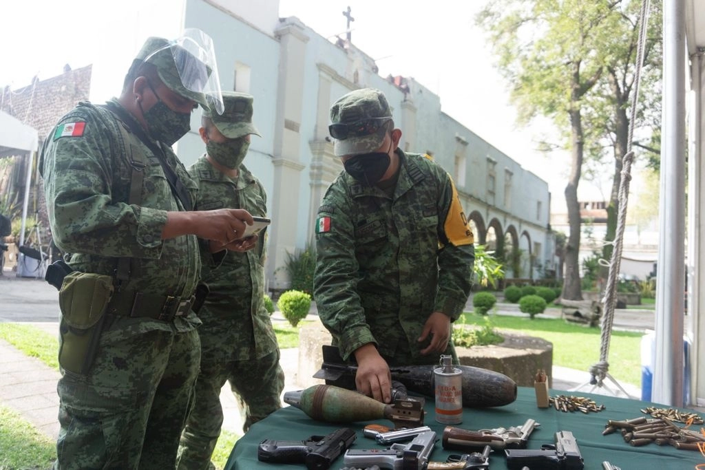 Diversas armas, entre ellas 57 cortas , fueron puestas bajo resguardo de elementos de la Sedena, como parte del programa "Sí al desarme, sí a la paz 2021", en la parroquia de Santa María de la Natividad, en la alcaldía Benito Juárez, el 9 de agosto de 2021. Foto Pablo Ramos