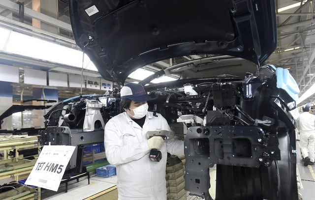 En imagen de archivo, un trabajador de Honda en Wuhan. Foto Chinatopix vía Ap