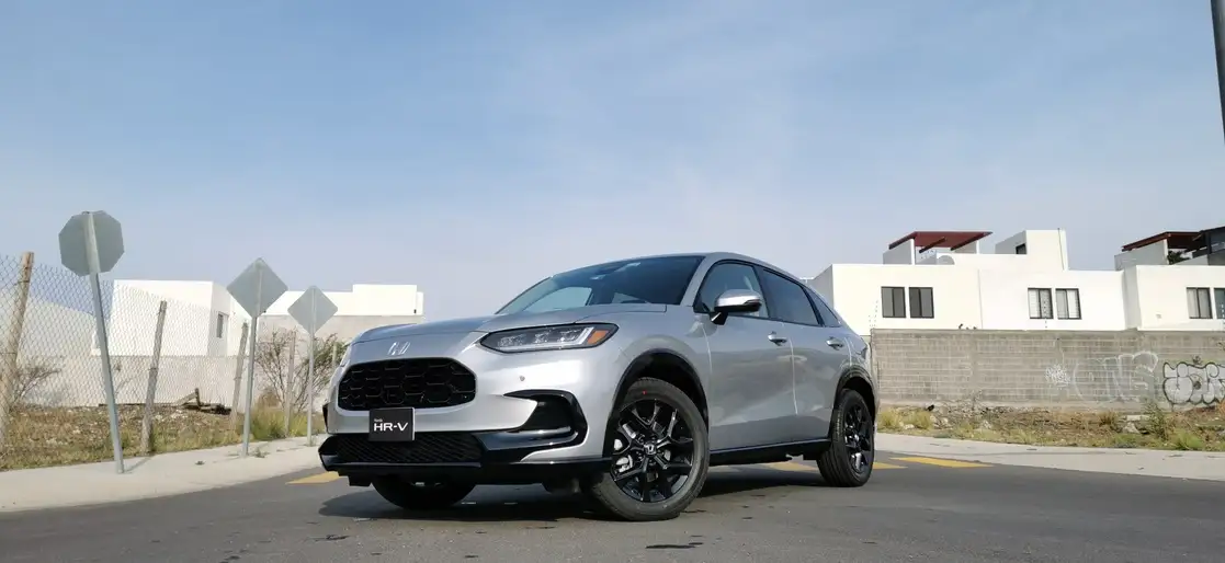 La nueva estirpe de este SUV compacto cambia radicalmente en todos los sentidos, apostando a una una imagen más vanguardista, mayor calidad, tecnología de punta y un manejo más dinámico y placentero para mantener su liderazgo.
Fotos. Roberto Pérez S.