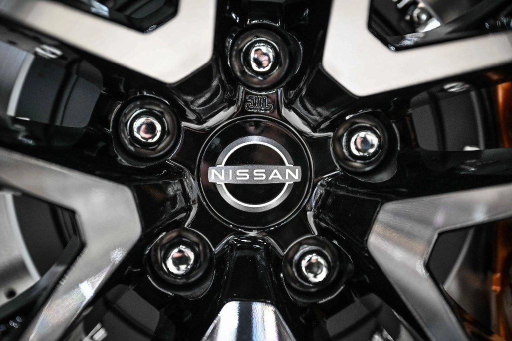 El emblema del fabricante de automóviles japonés Nissan Motor se ve en una sala de exposición en Yokohama el 9 de mayo de 2024. Foto Afp