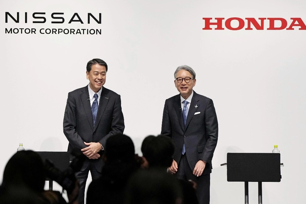 El director ejecutivo de Nissan, Makoto Uchida (izq), y el presidente de Honda, Toshihiro Mibe (der) en imagen de archivo. Foto Ap