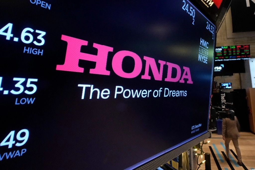El logotipo de Honda se muestra sobre un puesto de negociación en el piso de la Bolsa de Valores de Nueva York, el miércoles 18 de diciembre de 2024. Foto Ap