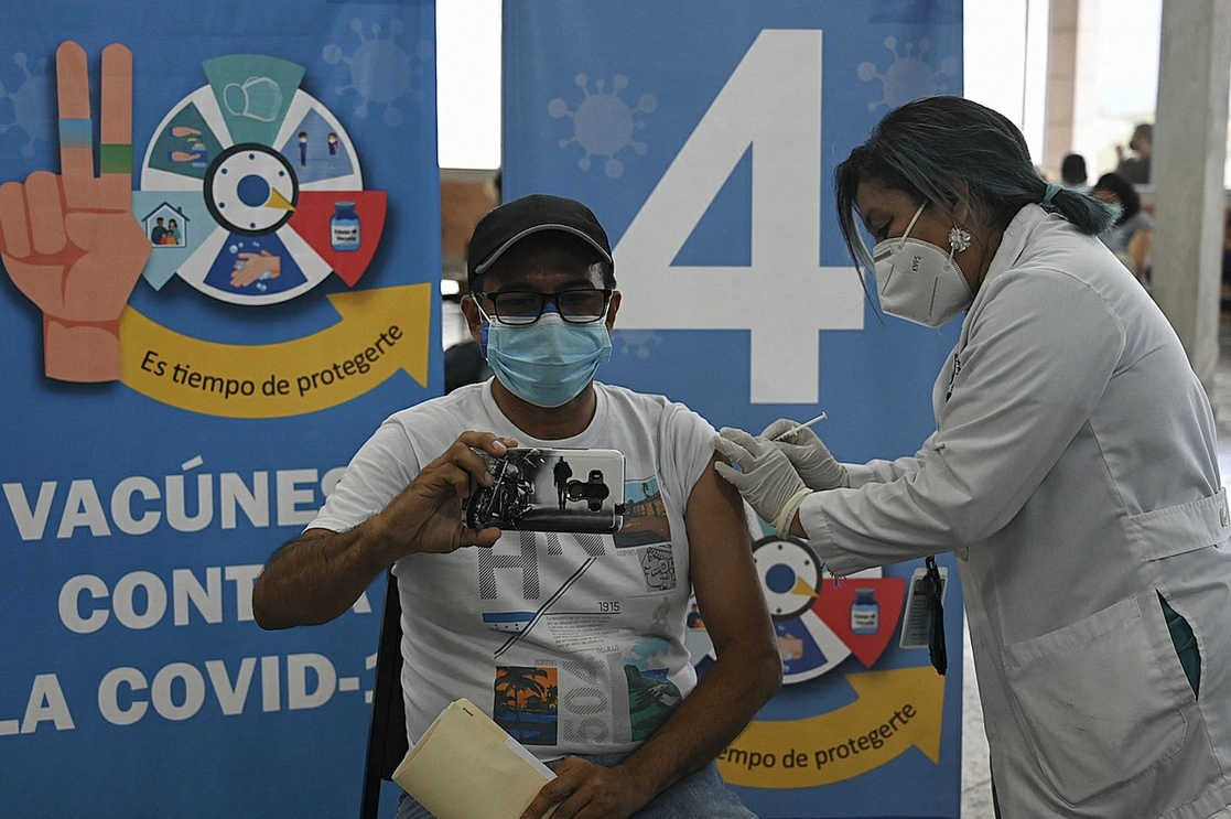 Un hombre es vacunado contra el Covid-19 en la Universidad Católica de Honduras, en la capital Tegucigalpa. Foto Afp