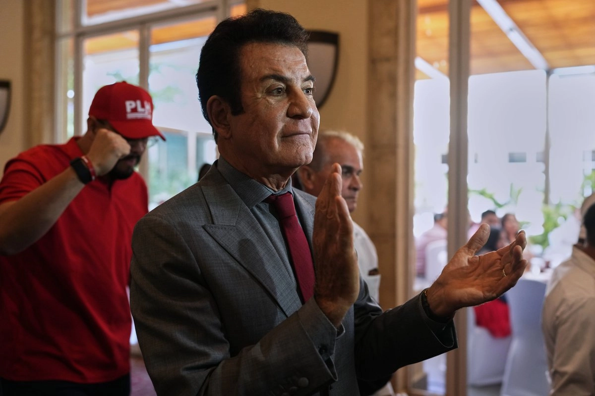 El candidato presidencial Salvador Nasralla del Partido Liberal durante una reunión con observadores electorales en Tegucigalpa, Honduras, el 4 de diciembre de 2025.