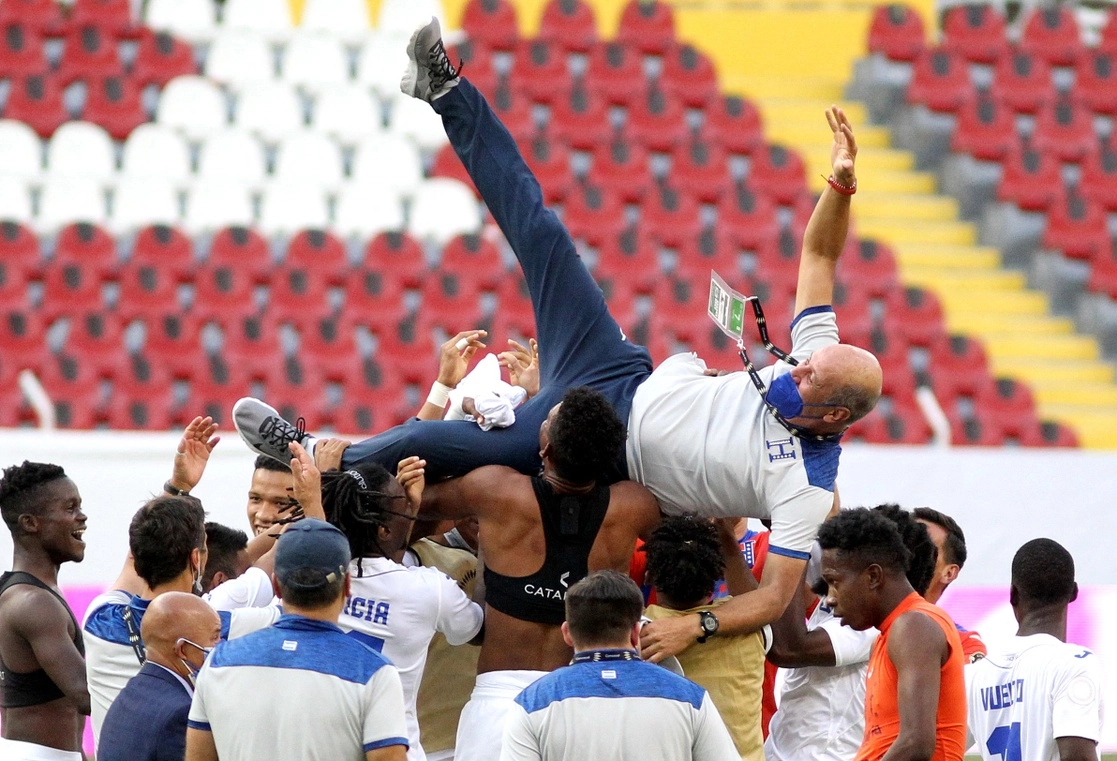 Los jugadores alzan al técnico Miguel Falero en señal de victoria. Foto Afp