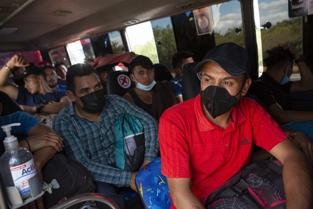 Migrantes hondureños son deportados de Guatemala. Foto Ap