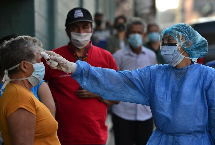 Una enfermera en Tegucigalpa. Foto Afp