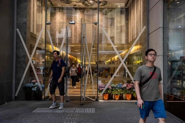 El supertifón se encontraba a las 08:00 locales a 230 kilómetros al este de Hong Kong, con rachas de viento de hasta 205 kilómetros por hora. Foto Afp