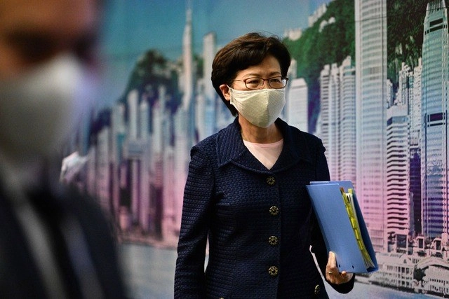 La máxima dirigente de Hong Kong, Carrie Lam, aplazó un año las elecciones del 6 de septiembre para la legislatura de la ciudad debido a un aumento en los nuevos casos de coronavirus, lo que supone un golpe para los candidatos prodemocracia de la oposición. Foto Afp