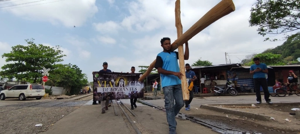 La procesión se realiza cada año en Coatzacoalcos con el objetivo de promover la solidaridad con los migrantes en su camino a EU. Foto Sergio Balandrano / ‘La Jornada Veracruz’