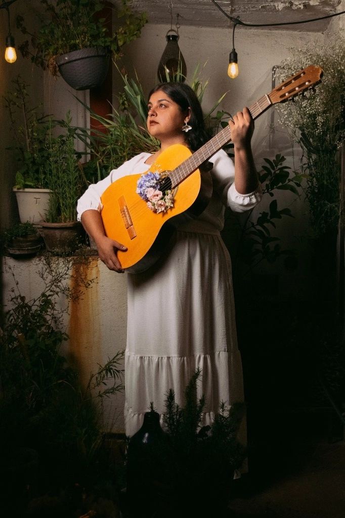 Alatorre cuenta con seis años de carrera de manera independiente, apoya y trabaja con colectivos de mujeres en varios estados de la república, su trabajo se caracteriza por abarcar la perspectiva de género. Foto es cortesía de la cantante 