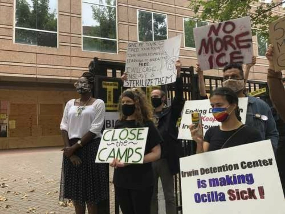 La enfermera Dawn Wooten (extremo izquierdo), quien reveló presuntas prácticas ginecológicas a migrantes sin su consentimiento en el Centro de Detención Irwin, en Georgia, participó ayer en una protesta contra los abusos y el maltrato a los indocumentados. Foto Ap