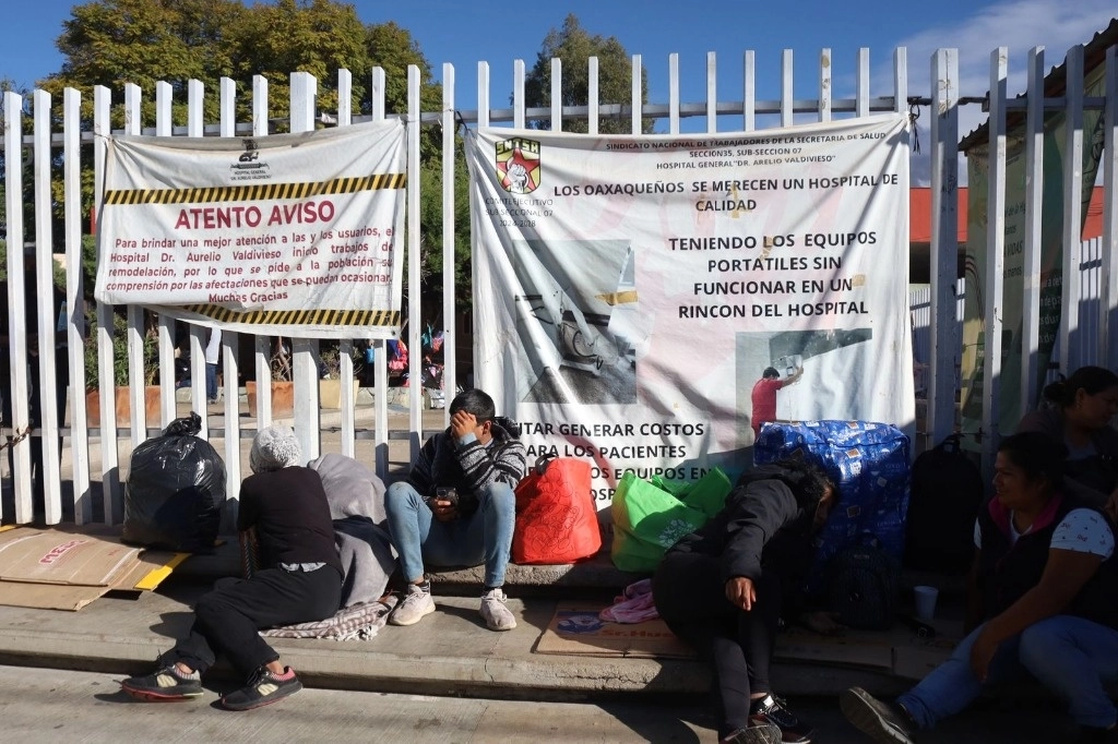 Familiares de pacientes protestaron afuera del hospital Dr. Aurelio Valdivieso para exigir que se suministren medicamentos y se reanuden las operaciones. Foto Jorge A. Pérez 
