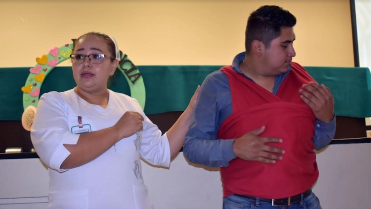 Bárbara Berenice Zavala García enfermera, explicó que en las pláticas informativas del “Tour Obstétrico”, se orienta y capacita a los padres. Foto La Jornada 