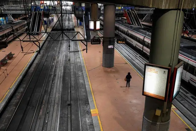 La estación de trenes de Atocha, en Madrid, casi desierta este lunes. Foto Afp