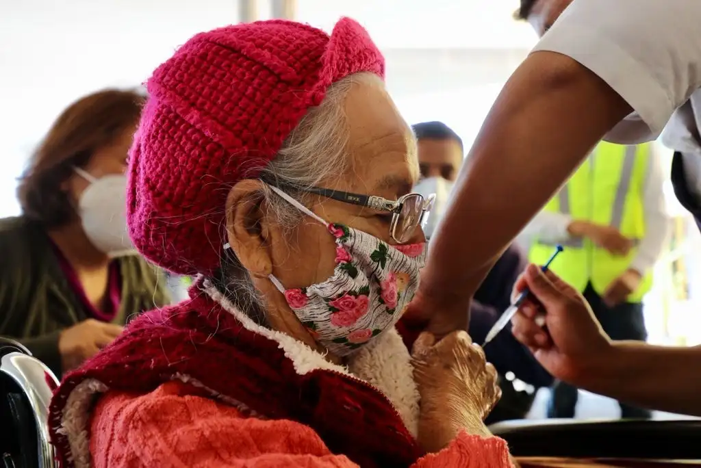 Aplicación de la segunda dosis de la vacuna contra el Covid-19 a adultos mayores de 60 años en las instalaciones de Servicios de Transportes Eléctricos, ubicado en la alcaldía Iztapalapa, Ciudad de México, el 3 de mayo de 2021. Foto Roberto García Ortiz