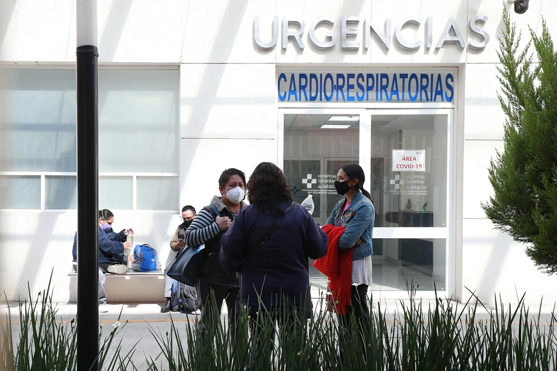 Afuera del Hospital General Doctor Eduardo Liceaga, en la Ciudad de México. Foto María Luisa Severiano/ La Jornada