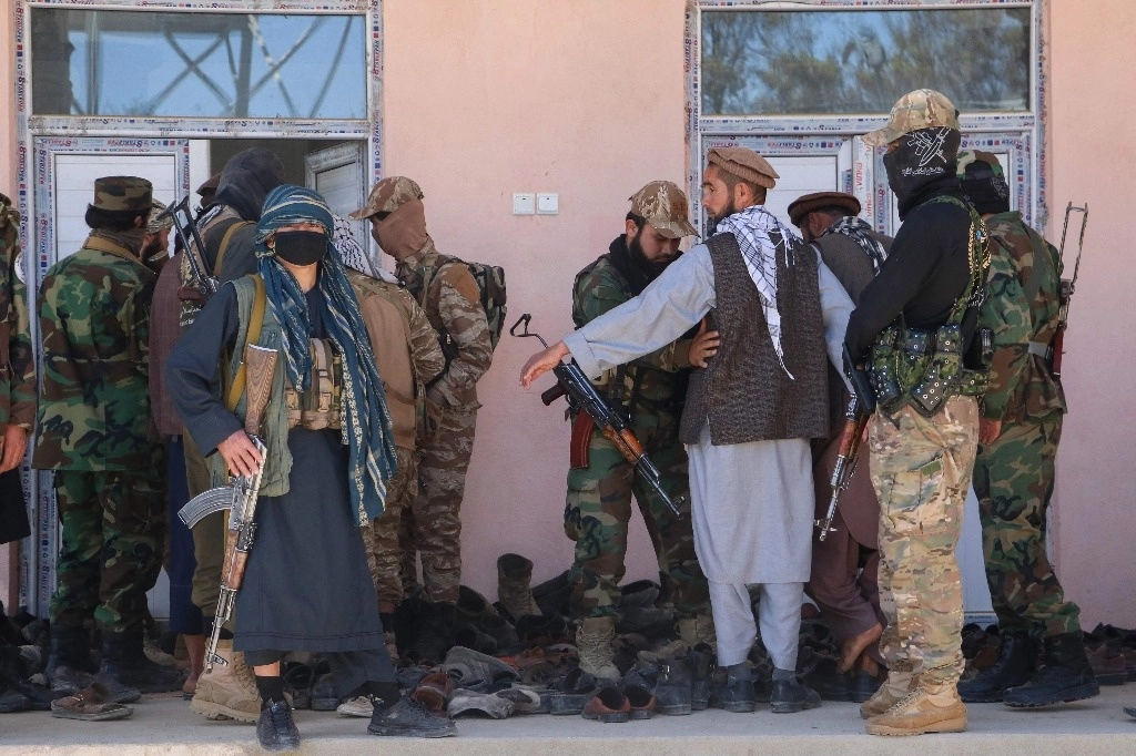 Personal de seguridad talibán armado en una mezquita en el distrito de Argo, provincia de Badakhshan. Foto Afp /Archivo