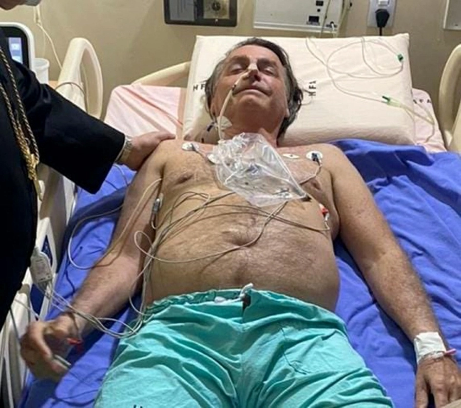 El ultraderechista presidente fue trasladado de Brasilia a un nosocomio privado de Sao Paulo, donde se determinará si requiere una ‘‘cirugía de emergencia’’. Su hijo, el senador Flavio Bolsonaro, dijo horas antes que el mandatario fue ingresado a un hospital militar y tuvo que ser intubado como medida de precaución. Foto Afp
