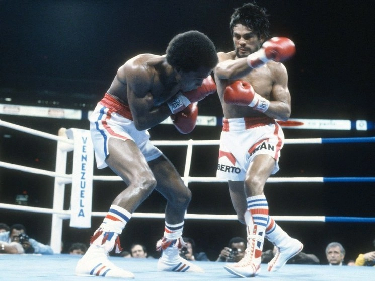 Roberto ‘Manos de Piedra’, hace 40 años, en su pelea contra Sugar Ray Leonard. Foto de Twitter @wbcmoro