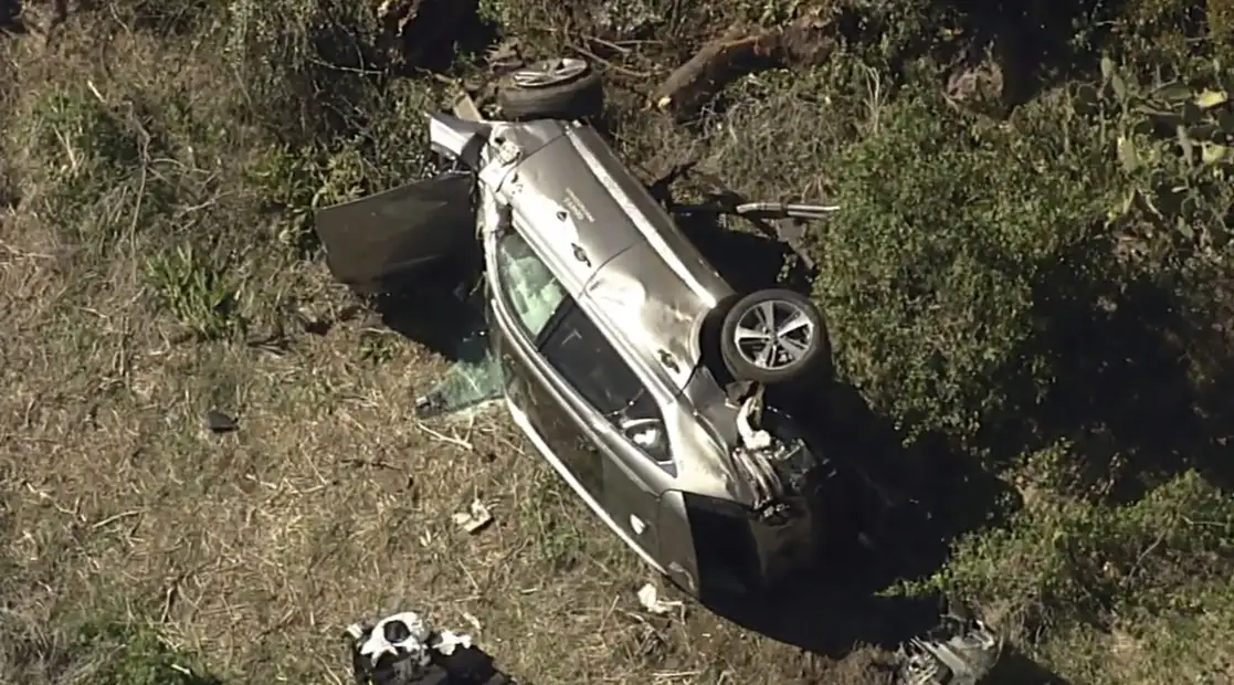 Imagen tomada de un video de KABC-TV del auto en el que viajaba Tiger Woods y que volcó en la sección de Rancho Palos Verdes de Los angeles, el 23 de febrero de 2021. Foto Ap