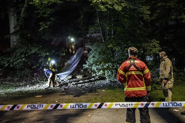 Policías y rescatistas en la entrada del sitio donde se realizó el ‘rave’ ilegal en Oslo, Noruega. Foto Ap
