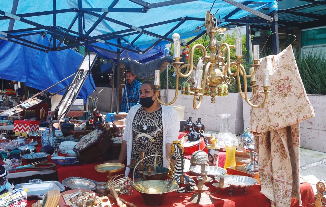 Desde 2016 comenzó el acoso de los gobiernos panistas en la alcaldía Benito Juárez para desalojar a los trabajadores del tianguis de ayateros, ubicado en la calle Rumania, colonia San Simón, cuya labor se inició en 1944. Hace unas semanas, empleados de vía pública amenazaron a los comerciantes con retirarlos ante supuestas denuncias vecinales. Visitantes señalan que en los puestos semifijos se pueden hallar verdaderos tesoros, como libros y piezas de arte antiguas. Foto Guillermo Sologuren