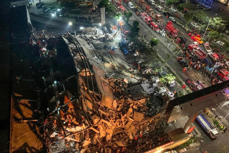 Los equipos de rescate buscan sobrevivientes entre los escombros del Hotel Xinjia en Quanzhou, China. Foto STR / Afp