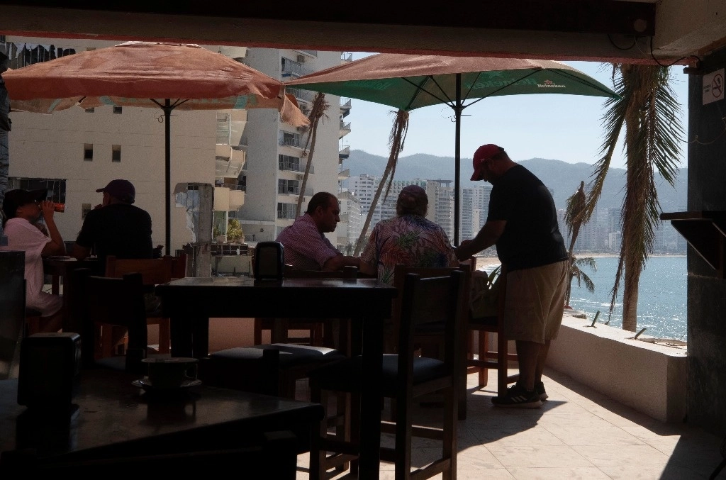 Reactivación económica en Acapulco. En la imagen, comesales en un restaurante. Foto Alfredo Domínguez