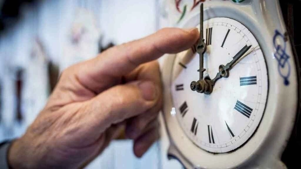Una persona cambia las manecillas de un reloj, en imagen de archivo. Foto ‘La Jornada’