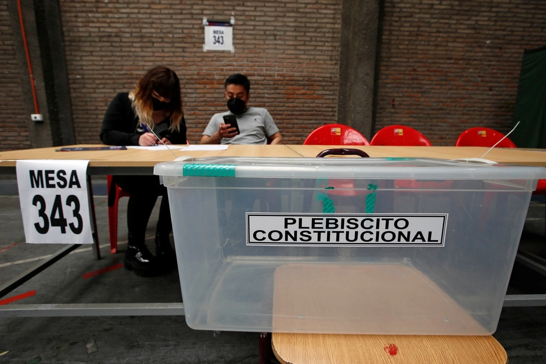 Trabajadores del organismo electoral chileno alistaron los módulos que recibirán los votos sobre el plebiscito constitucional.Foto Ap