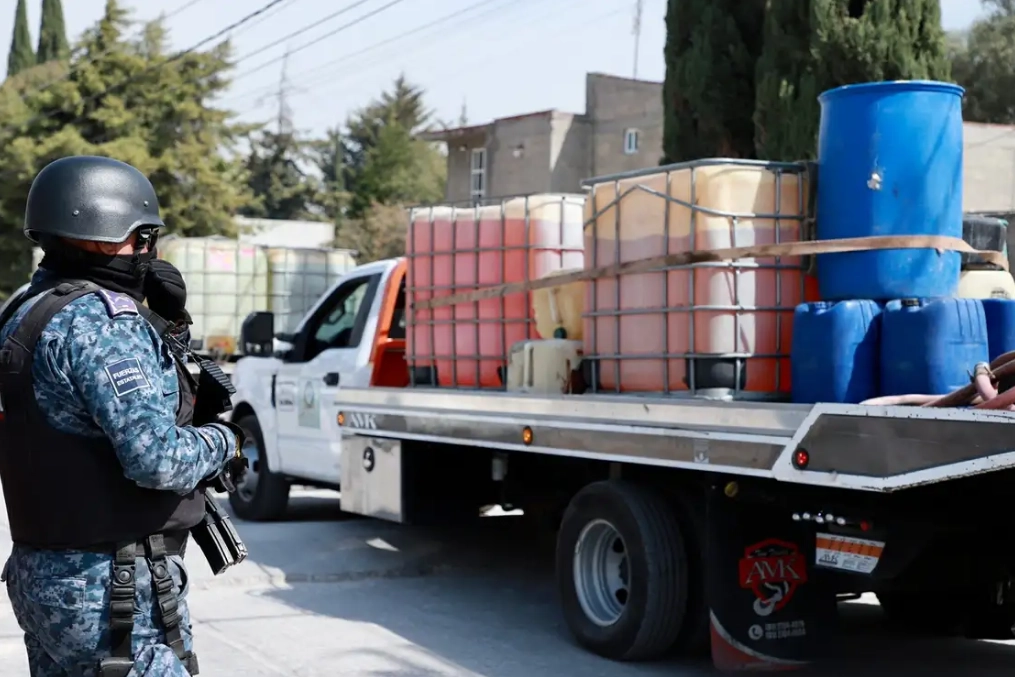 Un elemento del Ejército Mexicano vigila un cargamento de combustible ilegal. 