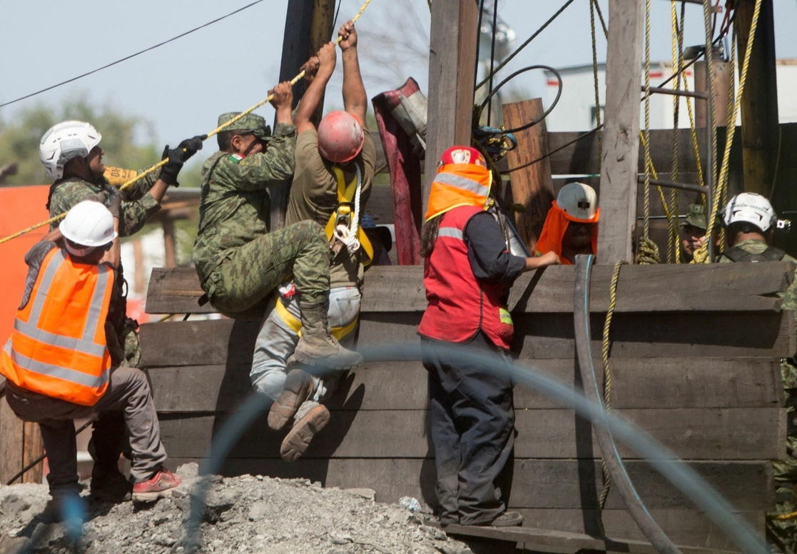 El presidente Andrés Manuel López Obrador destacó que se sigue trabajando día y noche en el rescate de los trabajadores. Foto Afp