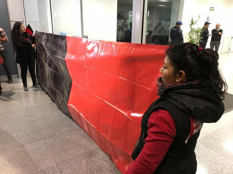 Trabajadores de Notimex colocaron  banderas rojinegras para establecer la huelga de trabajadores el viernes pasado. Foto Marco Peláez
