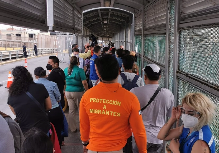El 25 de febrero de 2021 entran a Estados Unidos migrantes que permanecían en Matamoros, a la espera de su trámite. Foto cortesía OIM 
