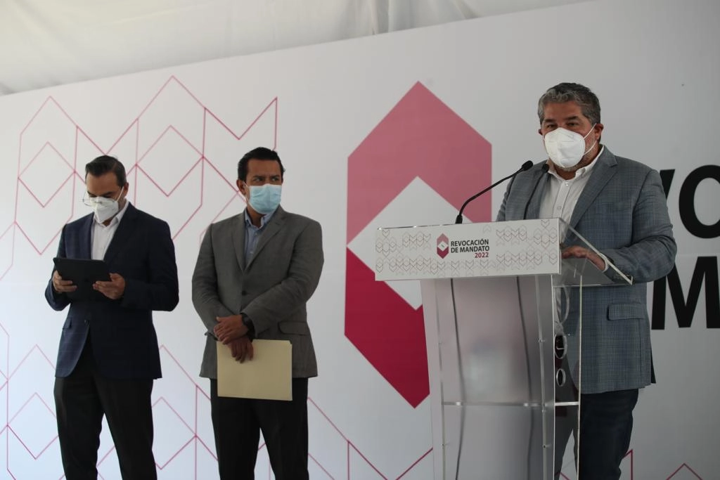 Roberto Heycher Cardiel, director ejecutivo de Capacitación Electoral; Carlos Ferrer, director de la Unidad Técnica de lo Contencioso, y René Miranda Jaimes, director del Registro Federal de Electores, durante una conferencia de prensa ayer en el INE. Foto Yazmín Ortega Cortés