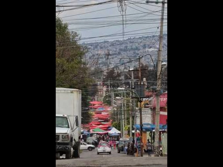 Entrada a la colonia La Joya, mejor conocida como El Hoyo, una de las zonas más marginadas de Iztapalapa. Foto Marco Peláez