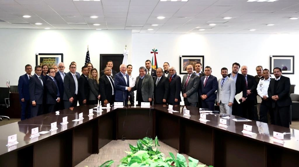El embajador Ken Salazar, acompañado por representantes de las agencias de seguridad de su país, se reunió en Zacatecas con David Monreal (al centro) y su gabinete el jueves pasado, “para trabajar con el gobernador... en esto de la seguridad”, dijo. Foto ‘La Jornada’




