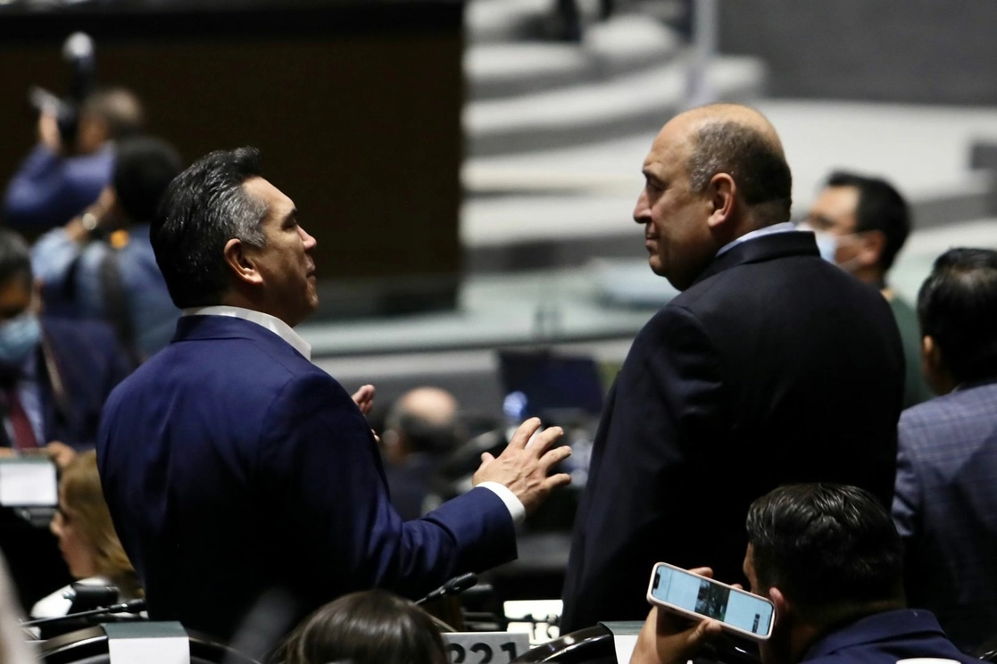 El presidente nacional del PRI, Alejandro Moreno, (izq.) y el coordinador del partido en la Cámara de Diputados, Rubén Moreira (der.), durante la sesión ordinaria en el recinto legislativo, en la Ciudad de México, el 14 de septiembre de 2022. Foto Roberto García Ortiz



