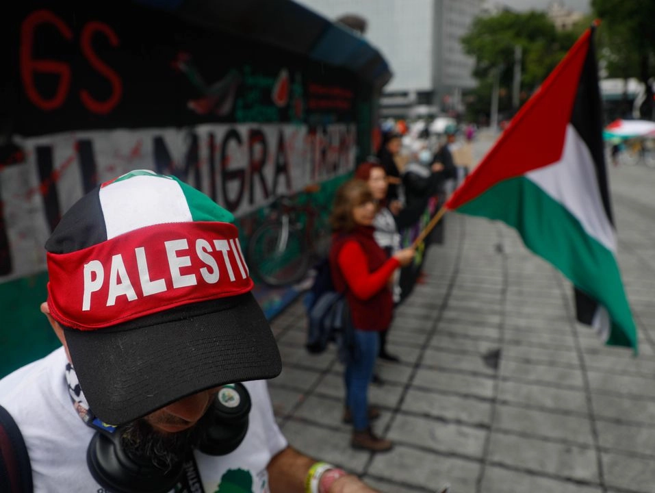 Con el llamado a México a romper relaciones diplomáticas con Israel, decenas de personas de distintas organizaciones civiles se congregaron ayer en el Ángel de la Independencia de la Ciudad de México para condenar el reciente bombardeo de Estados Unidos a Irán y la permanente agresión de Israel a Palestina. En la protesta, que resistió la fuerte lluvia, exigieron el alto el fuego. Más que una guerra, es un genocidio y exterminio contra palestinos e iraníes, señalaron.