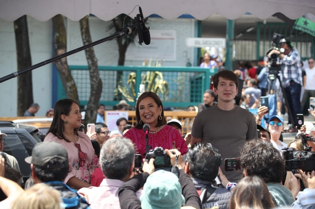 La candidata presidencial Xóchitl Gálvez emitió algunas declaraciones, acompañada de sus hijos, luego de votar en una casilla en la escuela primaria "El Chamizal", en la alcaldía Miguel Hidalgo. Foto Yazmín Ortega Cortés